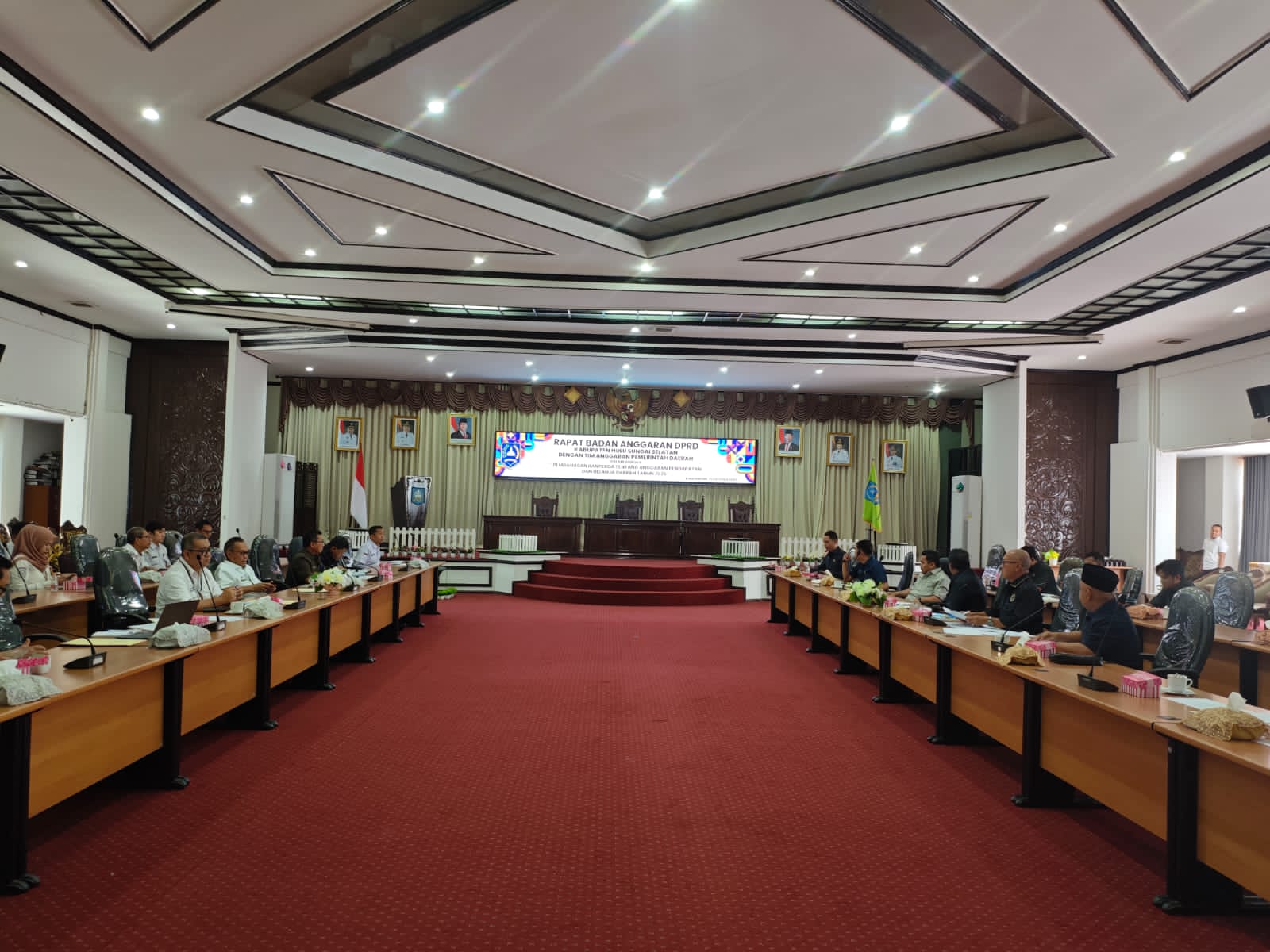PIMPIN:Wakil Ketua Banggar HSS Muhammad Kusasi memimpin rapat pembahasan Raperda ABPD 2026.