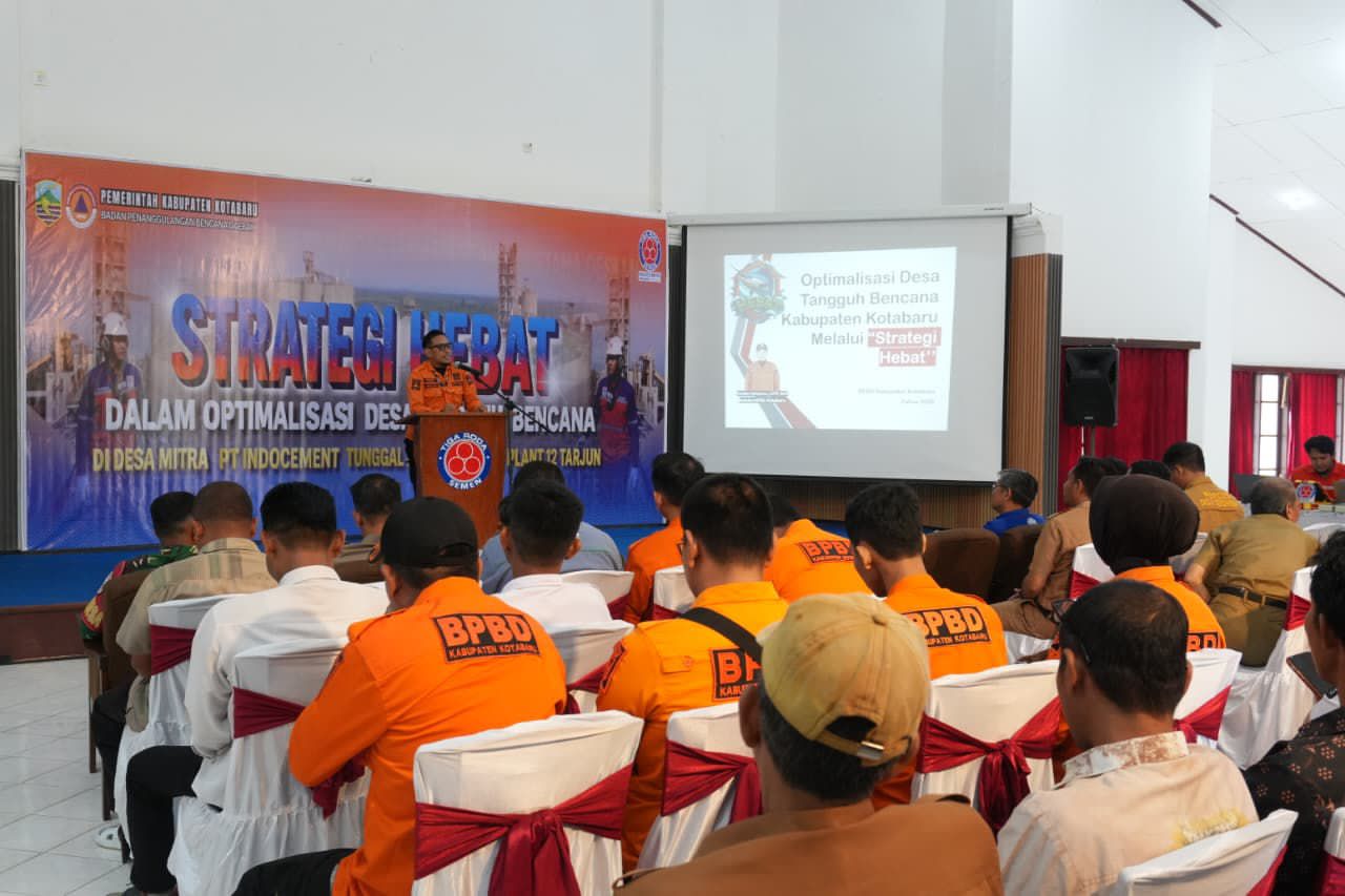 STRATEGI HEBAT:Kalak BPBD Hendra Indrayana menyampaikan materi dalam sosialisasi Desa Tanggung Bencana di Club House PT Indocement, Selasa (14/10/2025).