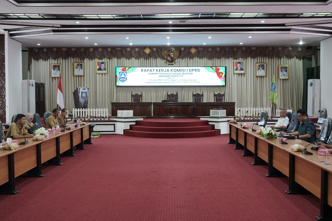 RAPAT:Komisi I DPRD Kabupaten HSS bersama eksekutif mengadakan rapat membahas Raperda RPPLH.