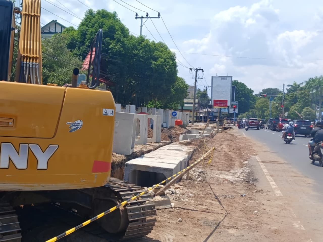 BANGUN TROTOAR: Pemkab Banjar siap menjalankan Perpres 46 Tahun 2025 untuk pengadaan barang dan jasa. Termasuk dalam menjalankan proyek pembangunan.