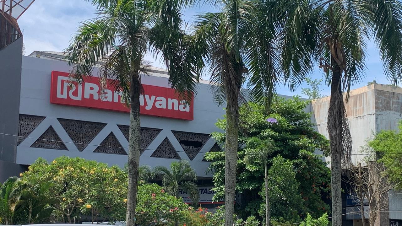 MASIH AKTIF: Ramayana salah satu tenant yang ada di Pasar Sentra Antasari. Anggota DPRD ingatkan Pemko Banjarmasin berbagai hal yang harus dilakukan setelah mengambil alih pengelolaan gedung tersebut.