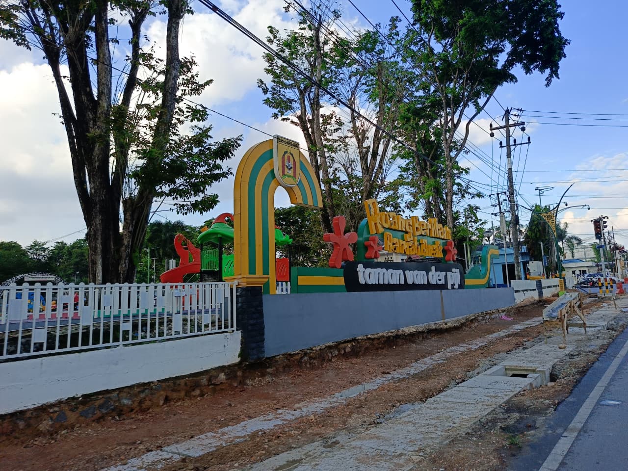 TUTUP SEMENTARA: Taman Van der Pijl di Banjarbaru masih ditutup sementara karena proyek perbaikan trotoar dapat membahayakan anak-anak.