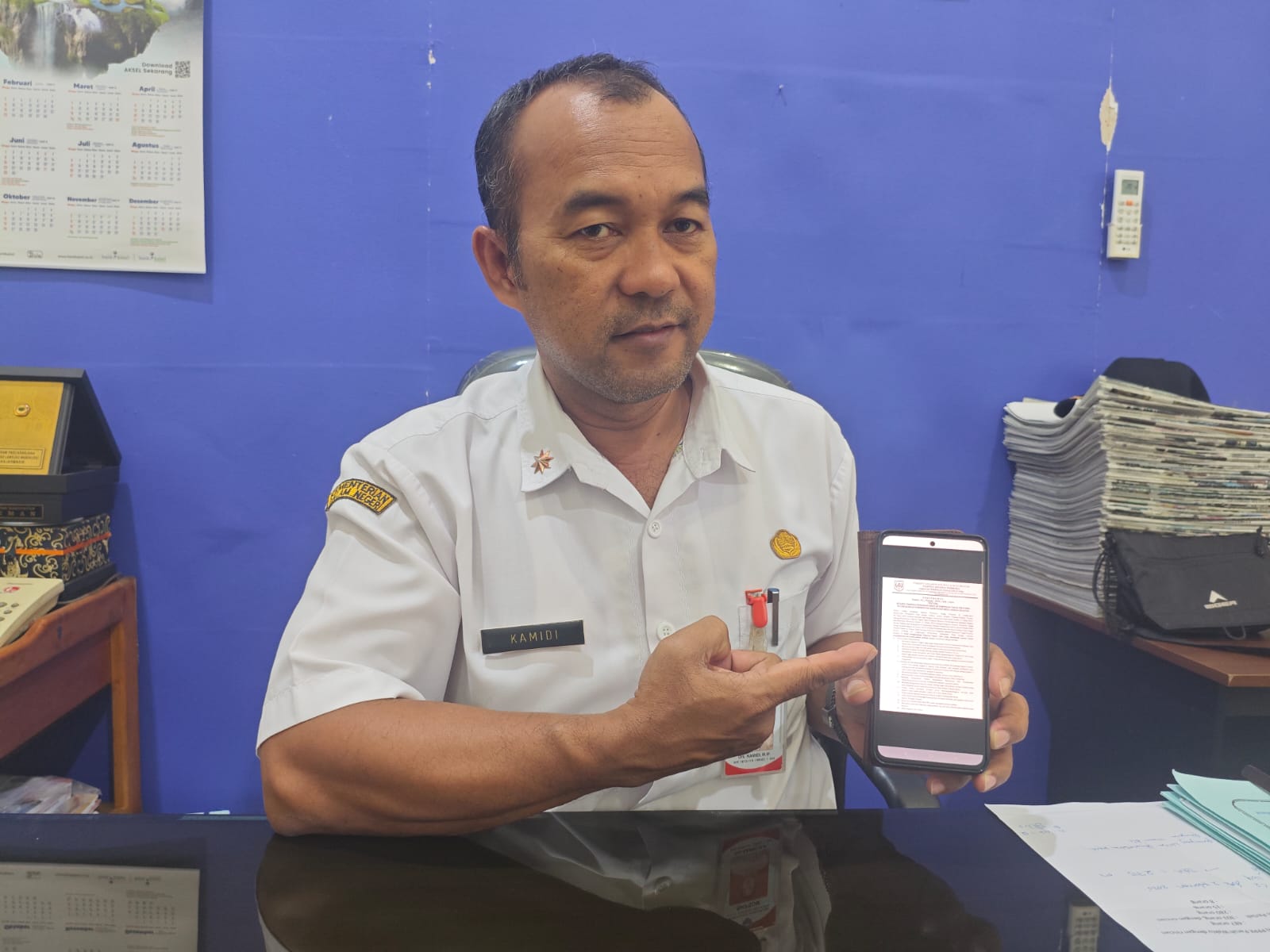 DAFTAR ONLINE: Kepala BKPSDM HSS Kamidi menunjukkan pengumuman lelang jabatan terbuka untuk 5 kepala dinas yang kosong di Pemkab HSS.