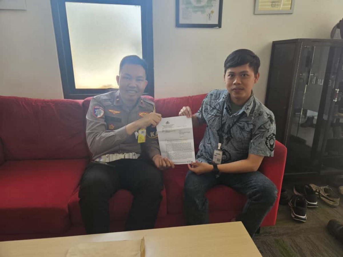 KOORDINASI: Kanit Kamsel Satlantas Polresta Banjarmasin, Ipda Ansyah Bhakti S menyerahkan surat resmi ke perwakilan PT Pertamina Patra Niaga.