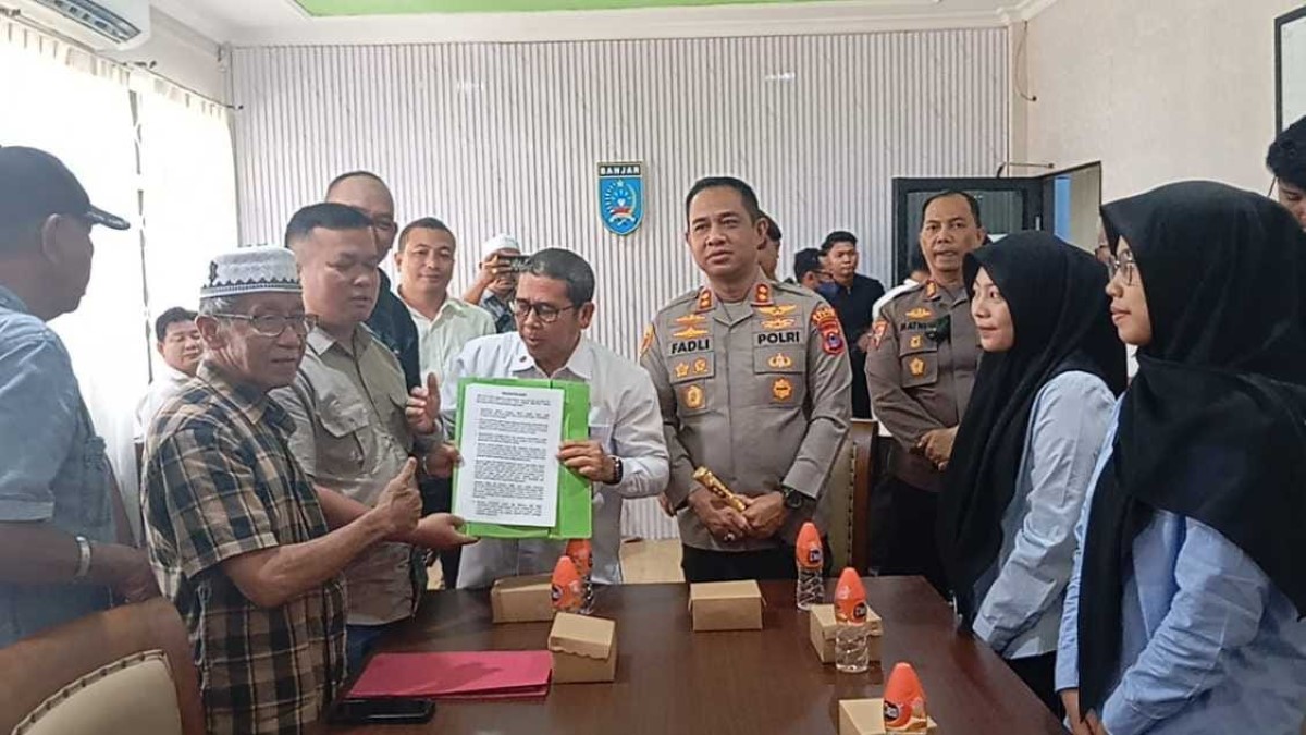 Koordinator Aksi KMPB, Bahaudin, audiensi bersama Pj Sekda Banjar, Kapolres Banjar, Kadisdik, dan Plt Kadinkes Banjar di Kantor Setda Banjar, Rabu (15/10/2025).