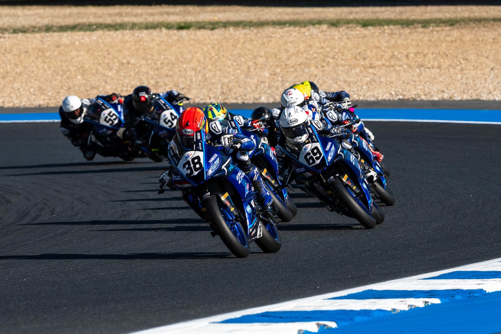MELESAT:Aksi rider muda binaan Yamaha Racing Indonesia, Arai Agaska (paling depan) di ajang R3 BLU CRU World Cup 2025 di Sirkuit Estoril, Portugal, 10-12 Oktober 2025.