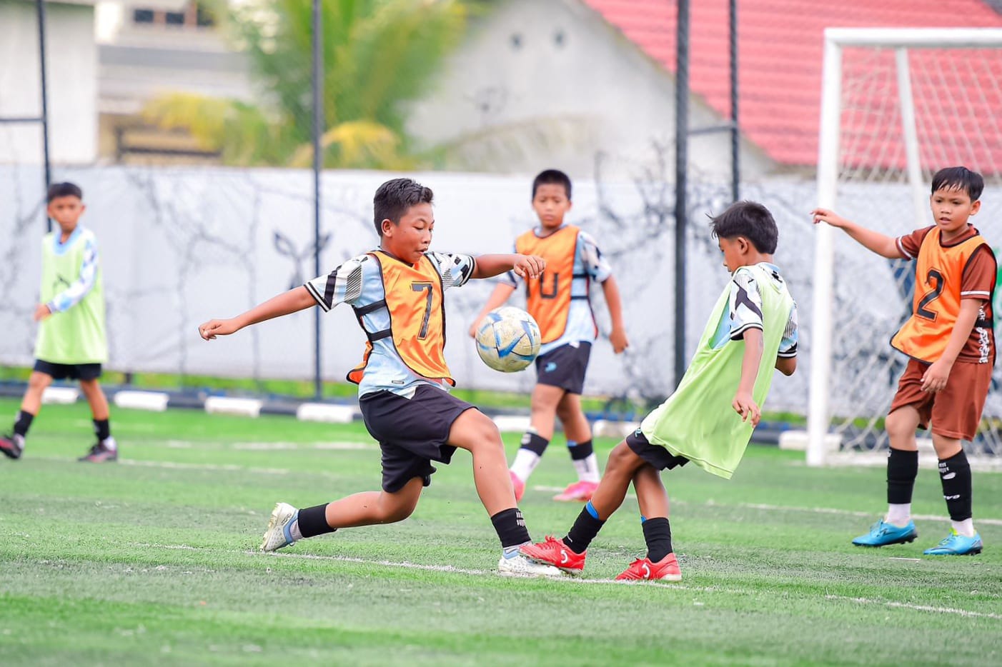 Para pemain SSB Alam Hijau menjalani latihan terakhir sebelum berlaga di Adaro Soccer Fest 2025 di Balangan. Tim menurunkan dua skuad, Alam Hijau Emas dan Alam Hijau Jaya, di kategori KU-12. (M Idris