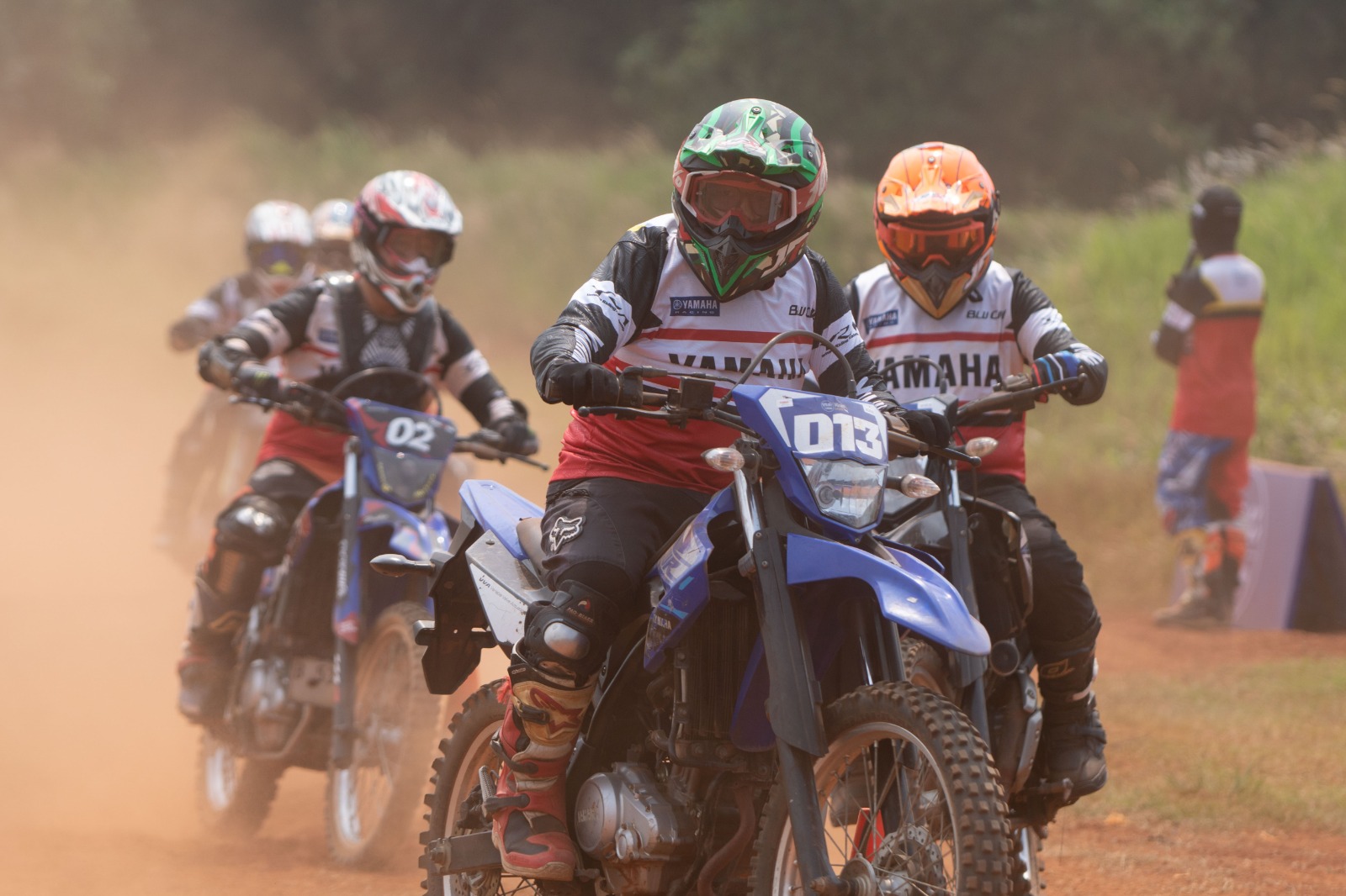 GASS POL:Para jurnalis dan blogger megasah kemampuan dalam menaklukkan Yamaha WR155 dan YX125X di ajang BLU CRU Yamaha Off-Road Skill Up di Cibereum National Motocross Circuit, Jumat (10/10/2025).