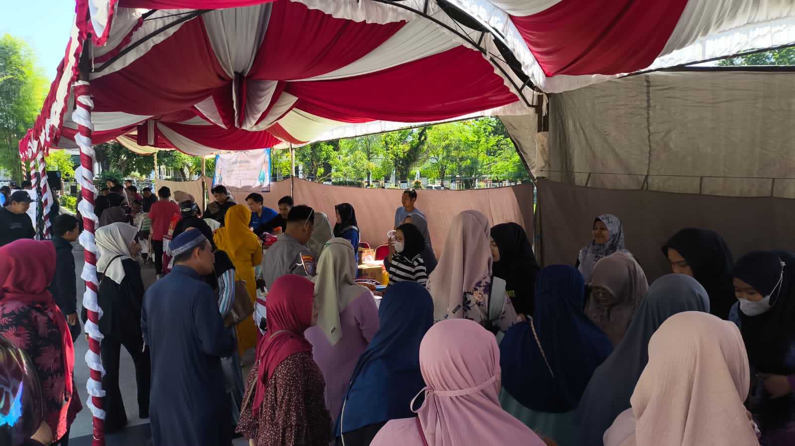 RAMAI:Gerakan pangan murah di Lapangan Dwi Warna Barabai diserbu pengunjung, Kamis (16/10/2025).