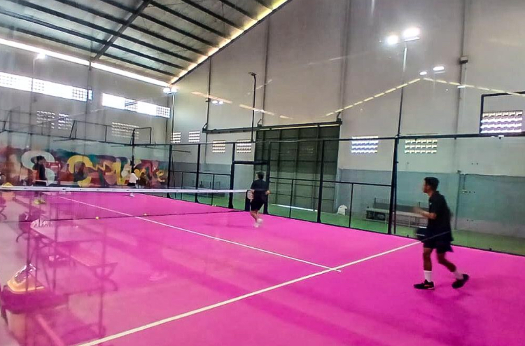 Lapangan padel di Basirih, Banjarmasin Selatan, Selasa (15/10). Olahraga baru perpaduan tenis dan squash ini tengah digandrungi warga Banjarmasin.