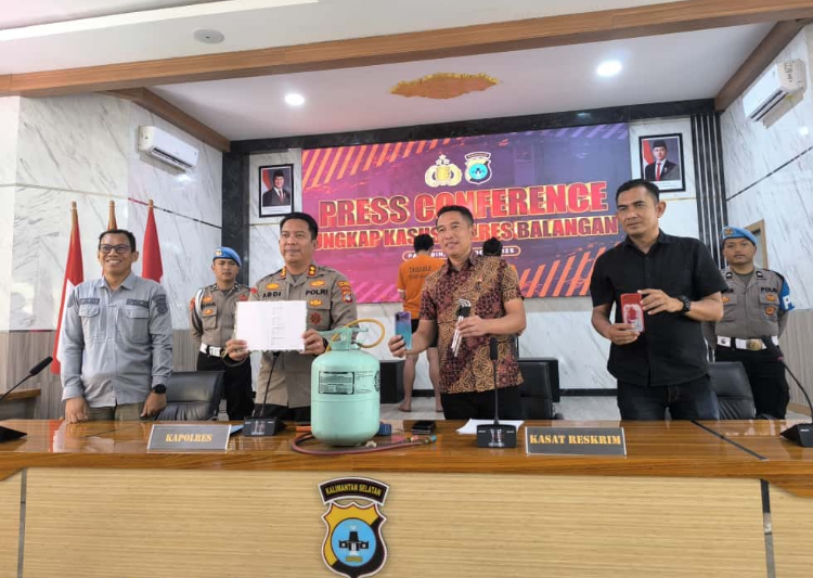 Kapolres Balangan AKBP Yulianor Abdi menunjukkan barang bukti kasus penipuan rekrutmen kerja fiktif yang mencatut nama PT Jhonlin Baratama.