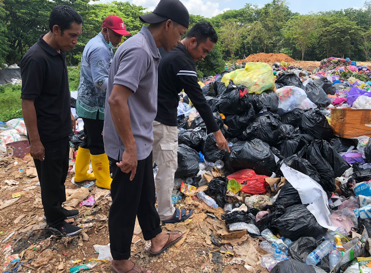 Tim Satreskrim Polres Balangan menyisir lokasi penemuan jasad bayi di TPA Batu Merah.