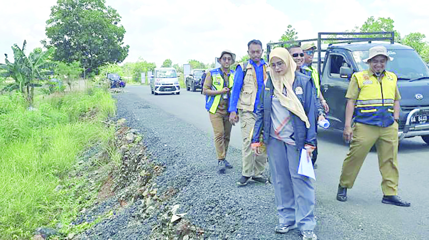 ///KUNJUNGAN: Siska Monalisa bersama Anggota Komisi III DPRD Banjarbaru lainnya meninjau proyek jalan di kawasan Aerocity Banjarbaru, Senin (13/10)