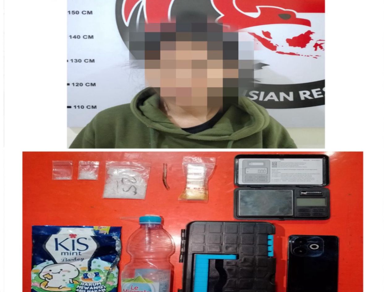 DIRINGKUS: Petugas Satresnarkoba Polres Tanah Bumbu mengamankan tersangka DW beserta barang bukti sabu di Indraloka. (Foto: Polres Tanah Bumbu)