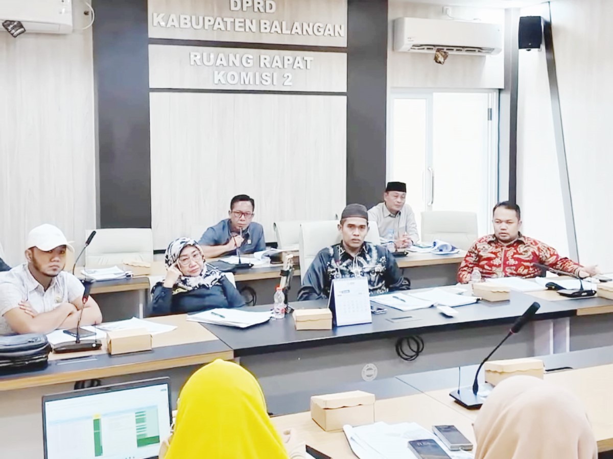 ALOT: Anggota Komisi II DPRD Balangan bersama DKP3 membahas substansi Raperda Perkebunan Berkelanjutan dan Cadangan Pangan dalam rapat Pansus II, awal pekan tadi.