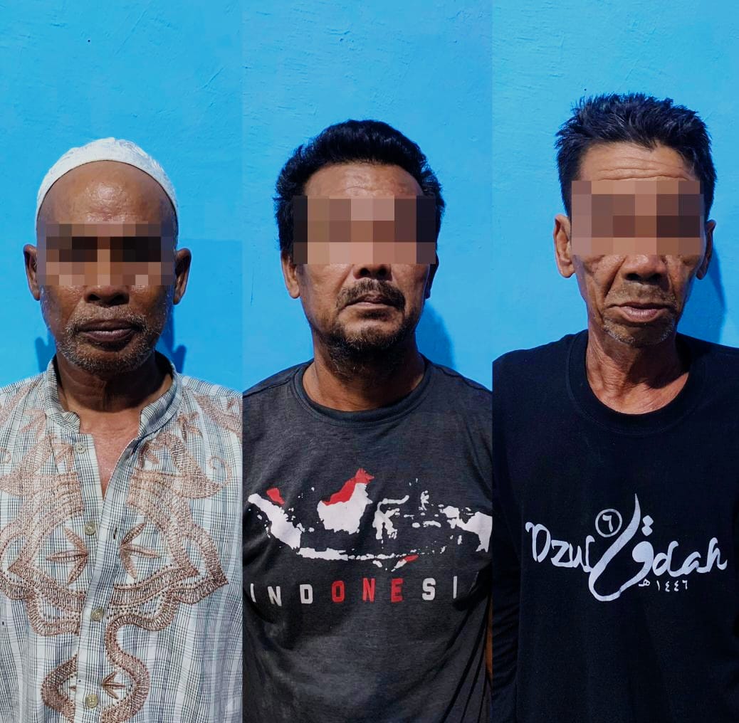 TERSANGKA: Tiga pria berinisial SM (53), AL (53), dan MK (59) warga Desa Kembang Kuning Kecamatan Amuntai Tengah ditangkap saat bermain judi di Pos Ronda.