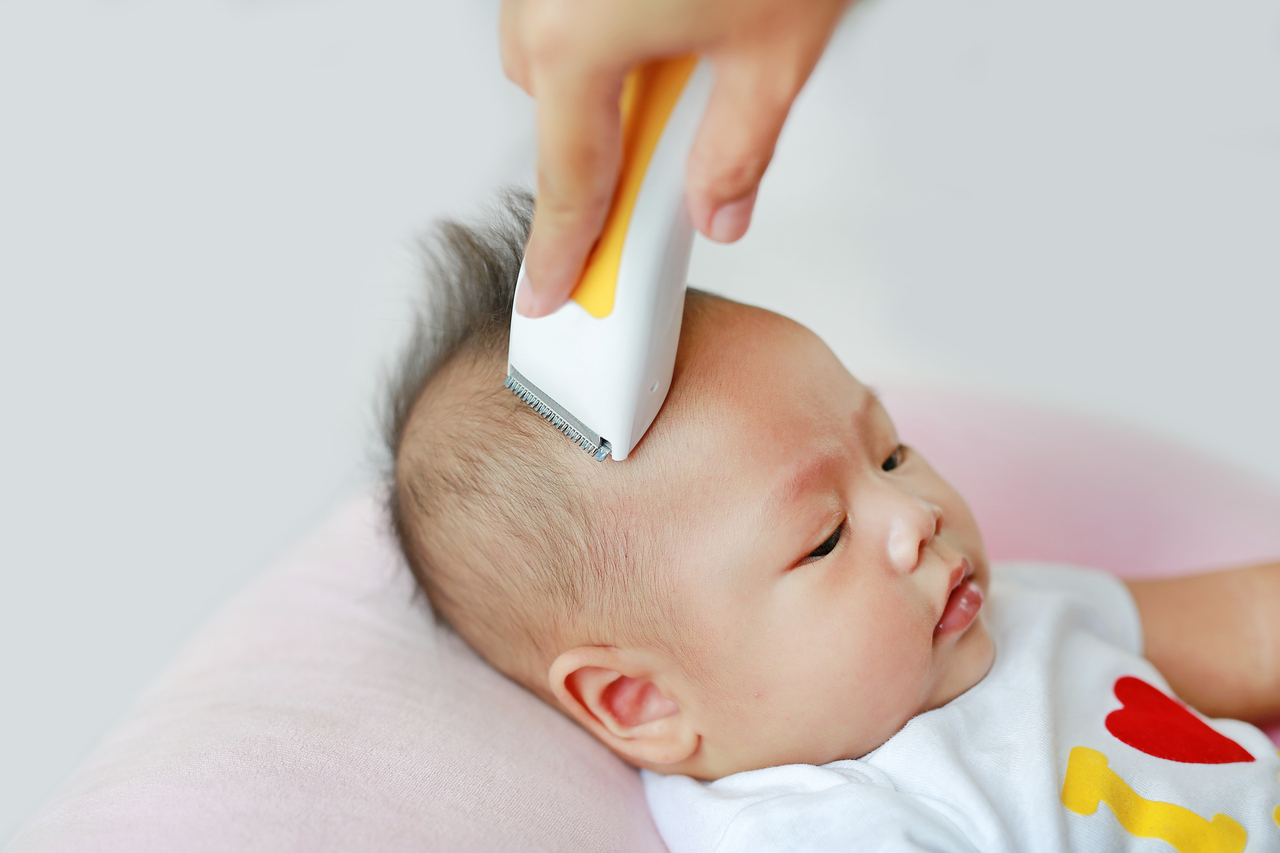 CUKUR RAMBUT: Harus berhati-hati saat mencukur rambut bayi.
