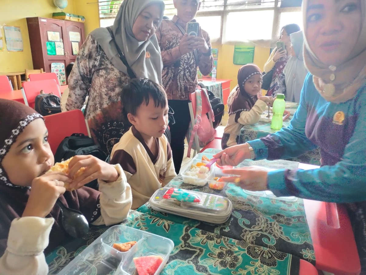 PROYEK MBG: Siswa SD di Banjarmasin menyantap program Makan Bergizi Gratis (MBG), beberapa waktu lalu.