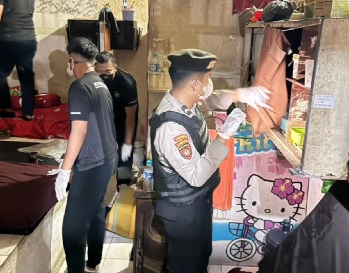 GELEDAH: Petugas gabungan memeriksa barang-barang hasil razia di Lapas Narkotika Kelas IIA Karang Intan, Kabupaten Banjar, Rabu (15/10/2025) malam.