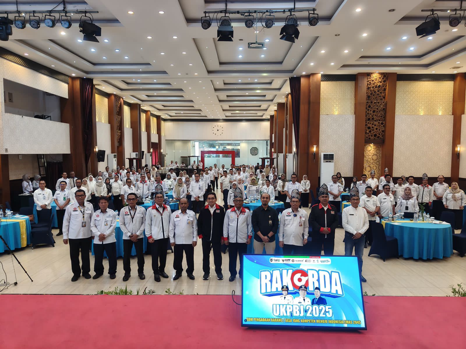 SOLID: Seluruh perwakilan UKPBJ Kabupaten/Kota se-Kalse berfoto bersama dalam agenda Rakorda UKPBJ se-Kalsel 2025 di Hotel Roditha Banjarbaru, 15-16 Oktober 2025.