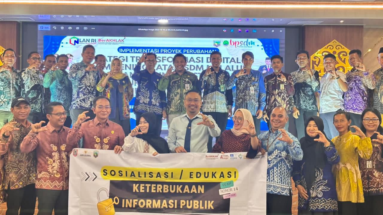 SOSIALIASI: Foto bersama setelah acara sosialisasi dan edukasi keterbukaan informasi publik di Aula Bamega, Kotabaru, Kamis (16/10/2025).
