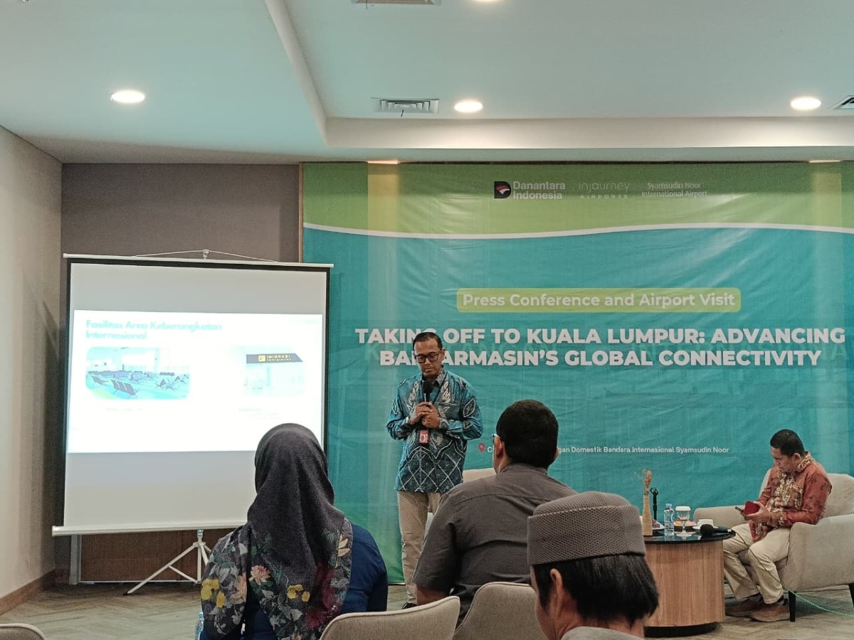 PAPARAN: General Manager InJourney Airports Bandara Internasional Syamsudin Noor Stephanus Millyas Wardana menyampaikan kesiapan Bandara Syamsuddin Noor menyambut penerbangan internasional perdana.