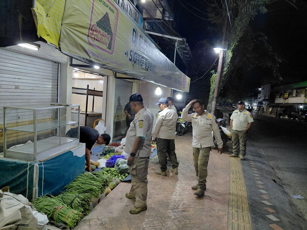 DITERTIBKAN: Petugas Satpol PP Banjarmasin menertibkan pedagang sayur yang berjualan di bahu Jalan Kolonel Sugiono, kawasan Pasar Sentra Antasari, Kamis (17/10) dini hari.