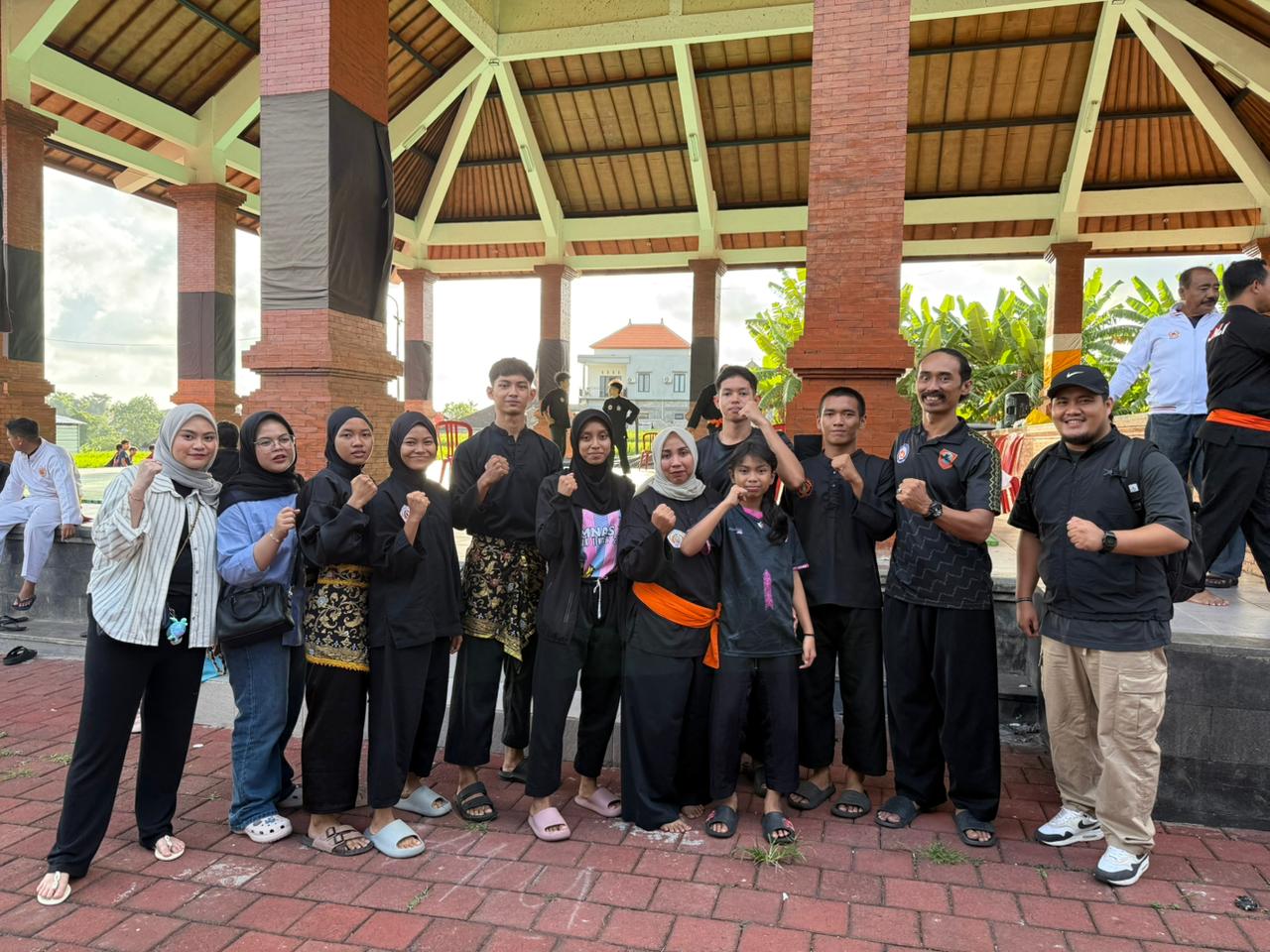 SIAP TANDING: Para pesilat pelajar Kalimantan Selatan berpose bersama usai menjalani uji tanding di Badung, Bali.
