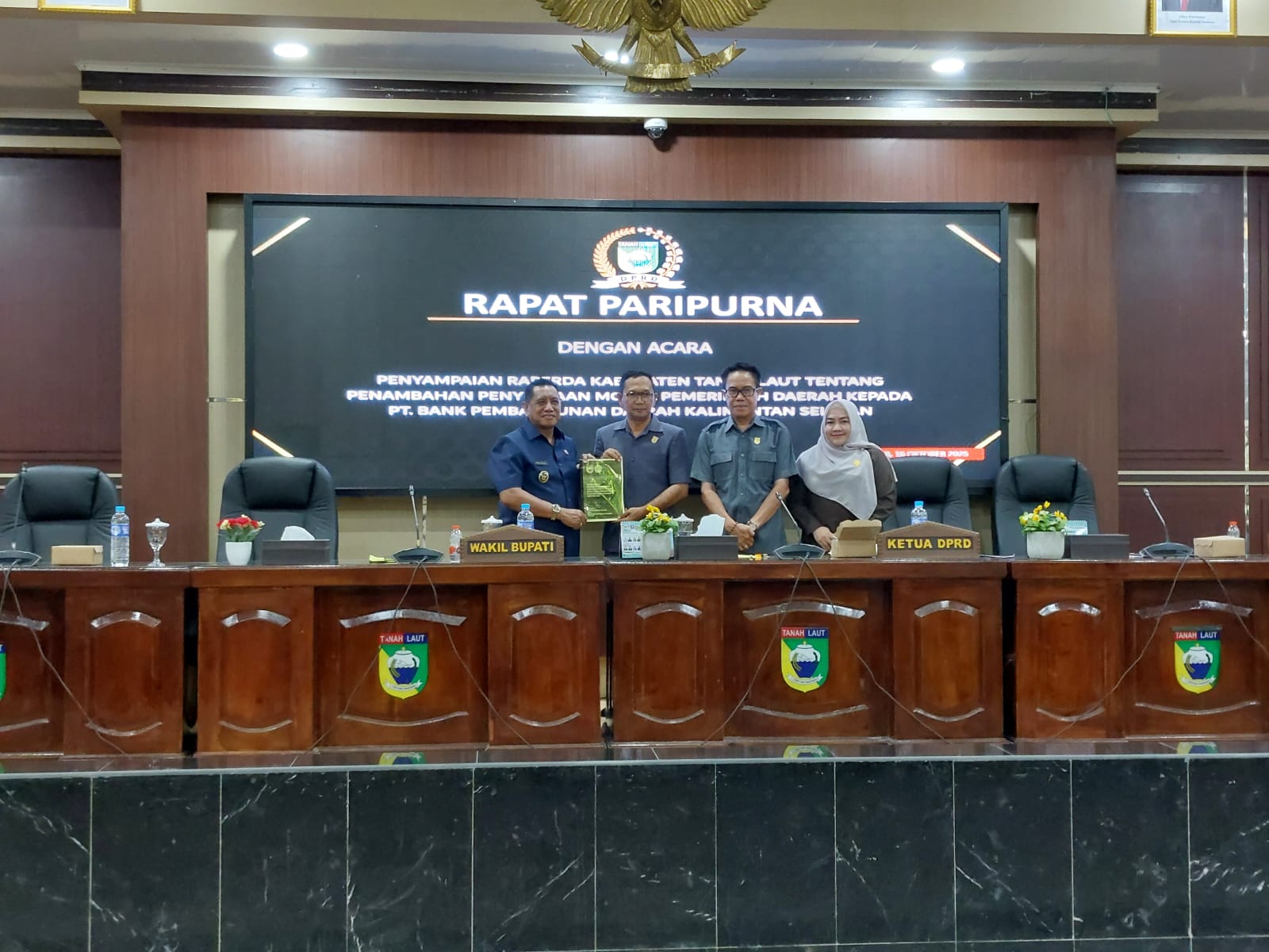 PENYERAHAN: Wakil Bupati Tala H Muhammad Zazuli saat menyerahkan Raperda Penyertaan Modal untuk Bank Kalsel pada rapat paripurna, Kamis kemarin.