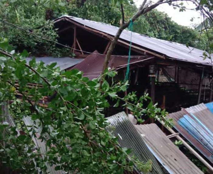RUSAK:Puluhan rumah di Desa Mekar Sari Kecamatan Binuang terdampak angin puting beliung yang terjadi Jumat (17/10/2025) sore.