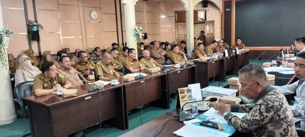 RAPAT RASIONALISASI: Jajaran Banggar DPRD dan TAPD Tabalong saat membahas bersama masalah rasionalisasi anggaran dan pemangkasan DBH.