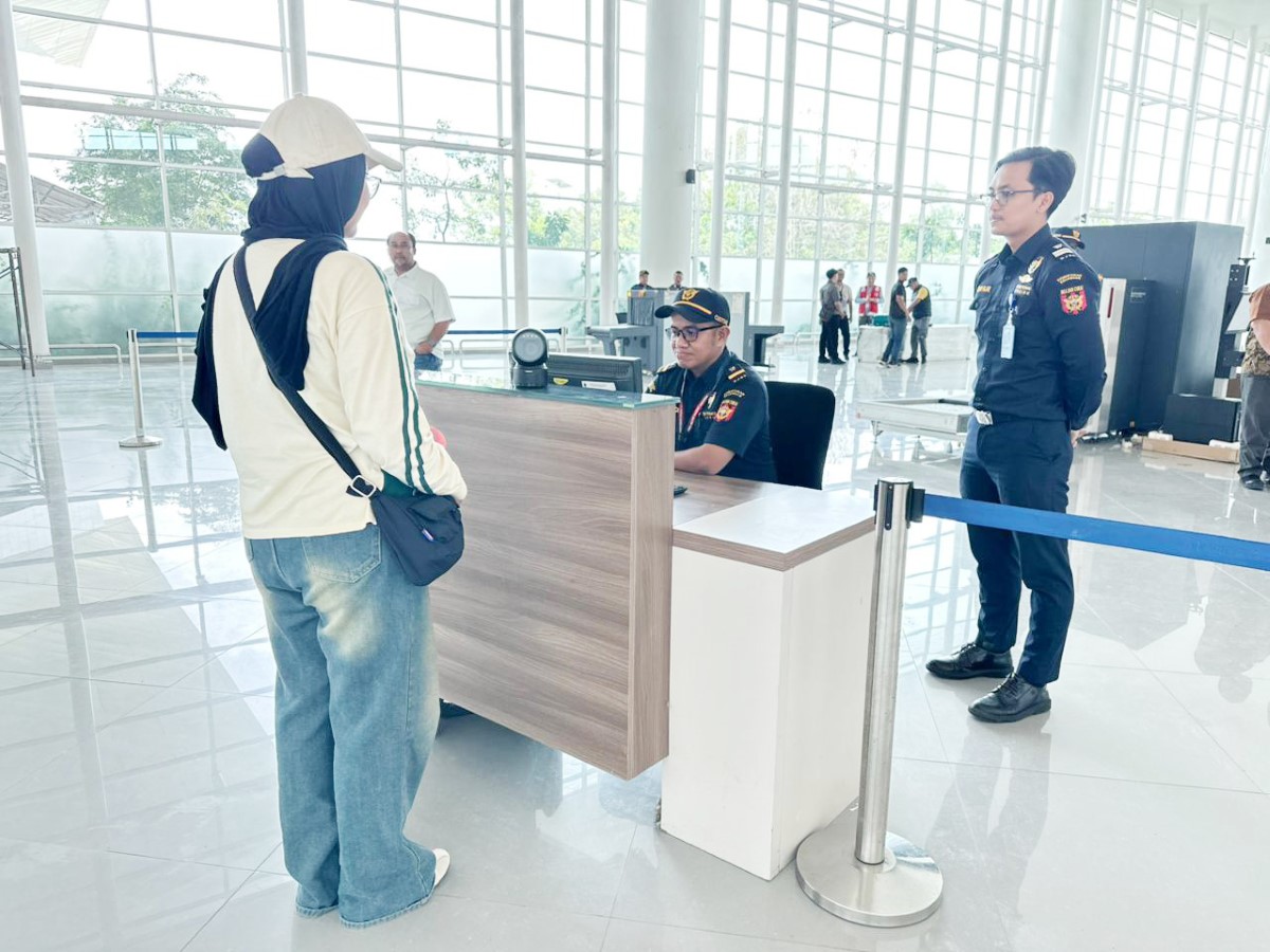INTERNASIONAL: Simulasi penerbangan internasional yang digelar Manajemen Angkasa Pura Indonesia (InJourney Airports) Bandara Internasional Syamsudin Noor, Jumat (17/10).