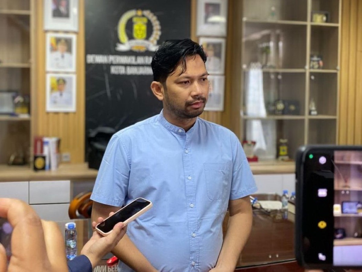 KETUA DEWAN: Ketua DPRD Banjarmasin, Rikval Fachruri di ruang kerjanya di gedung dewan di Jalan Lambung Mangkurat.