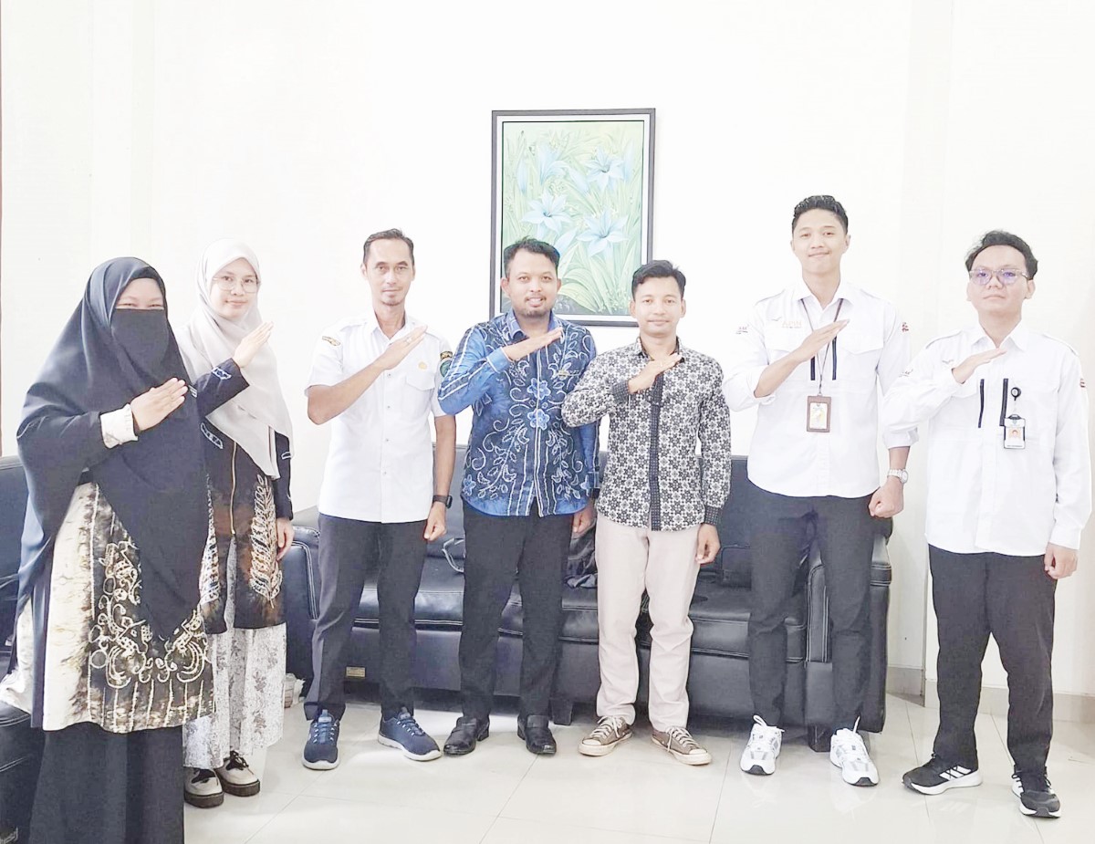 ANTUSIAS: Mislani warga kecamatan Binuang berfoto bersama setelah selesai mempresentasikan inovasi yang dibuatnya.