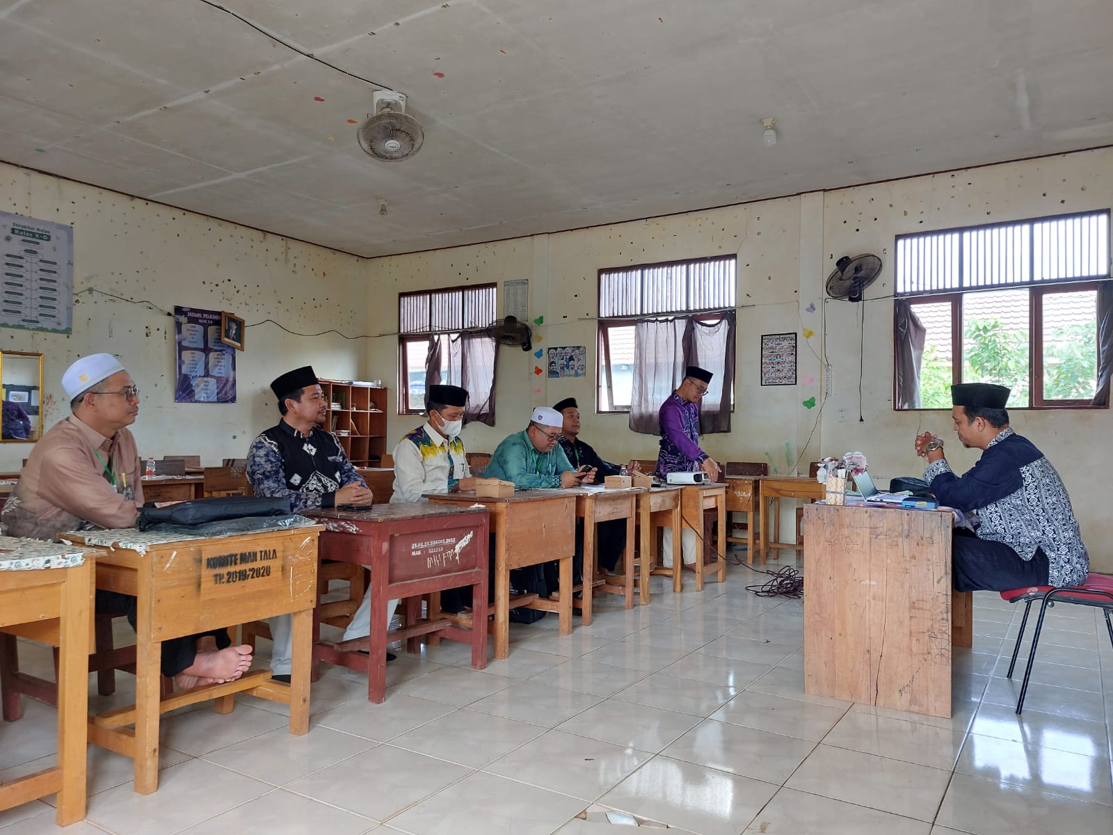 SERIUS : Para dewan hakim/juri dari cabang lomba tafsir hadits menyimak pemaparan materi dari narasumber.