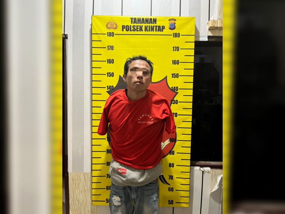 S terduga pelaku pengedar sabu yang berhasil ditangkap jajaran Polsek Kintap pada Jumat (17/10/2025). (Foto : Humas Polres Tala)