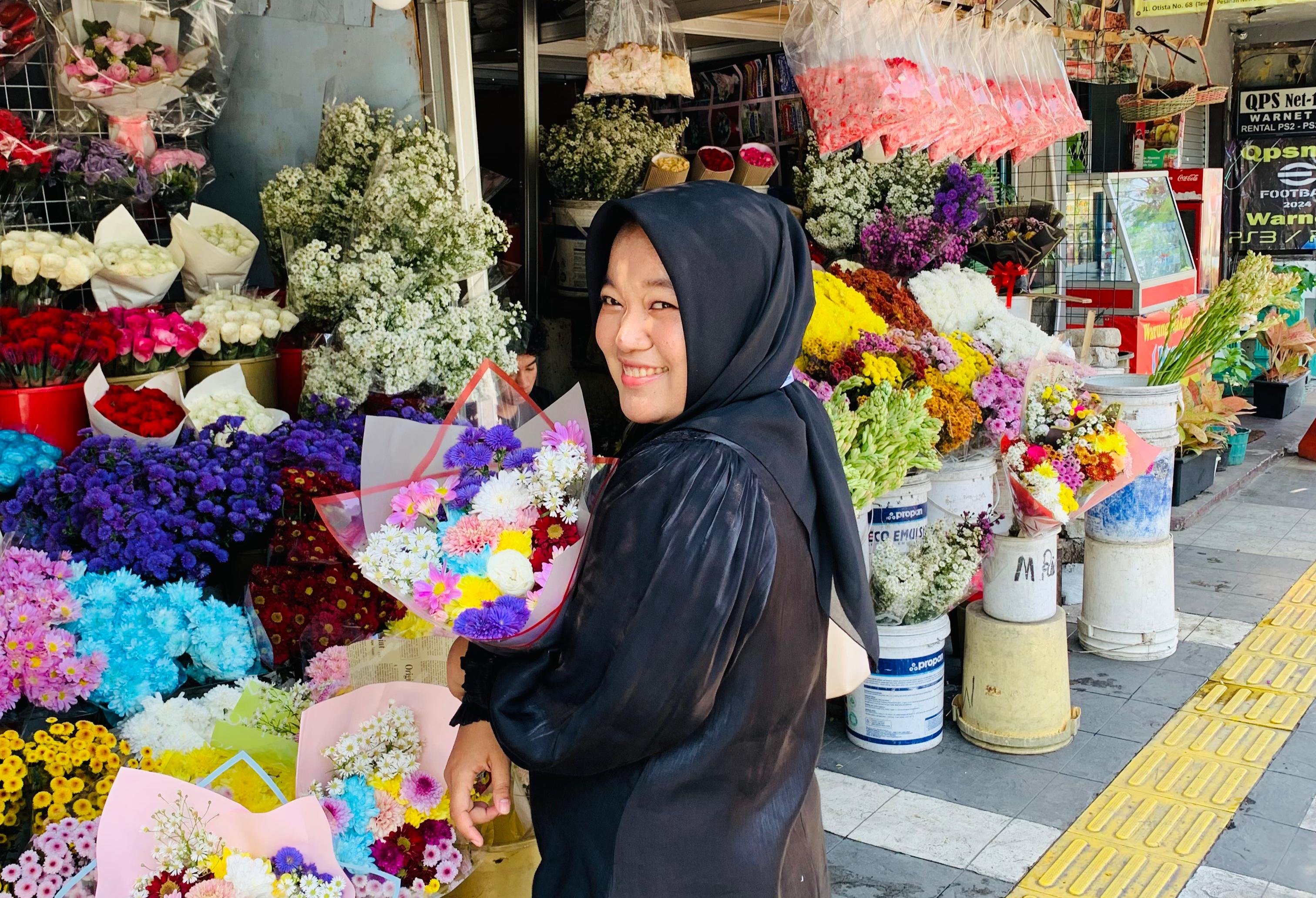 SUKSES : Noor Zaidah, pendiri Zaidah Florist asal Banjarbaru, menunjukkan lapak bunga yang menjadi awal kisah perjuangannya membangun bisnis florist dari nol. (FADLAN ZAKIRI/RADAR BANJARMASIN)