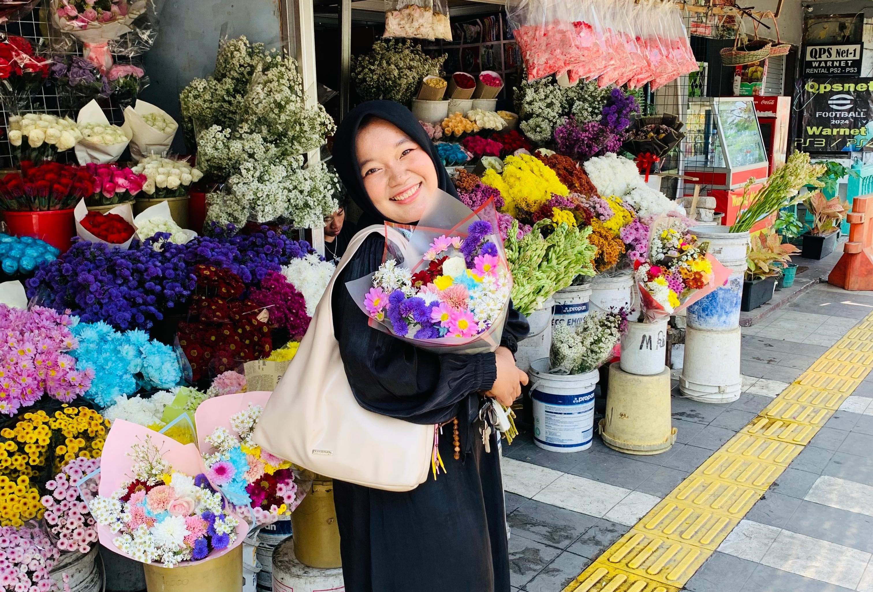 SUKSES : Noor Zaidah, pendiri Zaidah Florist asal Banjarbaru, menunjukkan lapak bunga yang menjadi awal kisah perjuangannya membangun bisnis florist dari nol. (FADLAN ZAKIRI/RADAR BANJARMASIN)