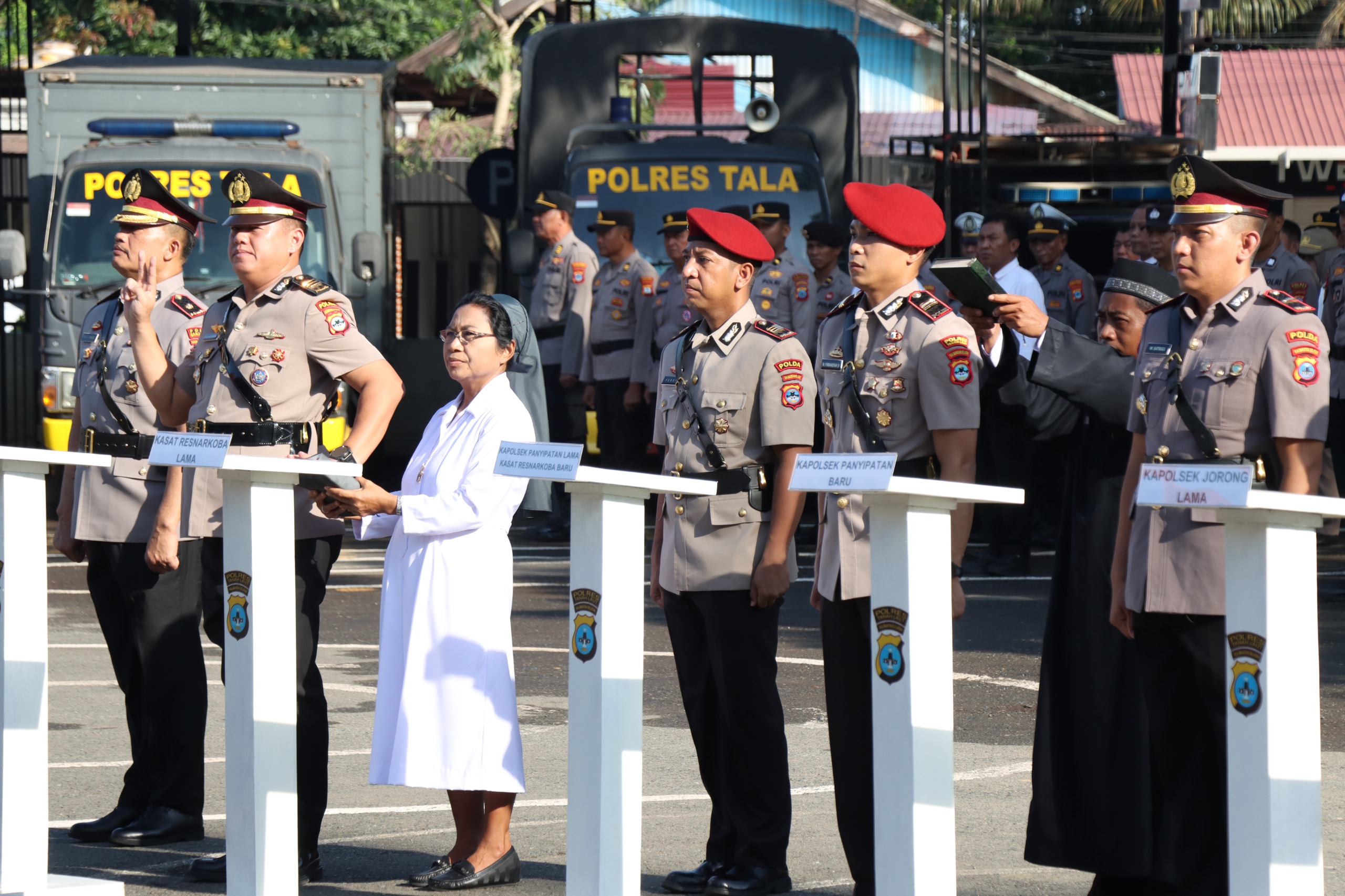 BERGANTI : Empat pejabat di Polres Tala saat menjalani sertijab yang dipimpin Kapolres Tala AKBP Ricky Boy Siallagan. (Foto : Humas Polres Tala)