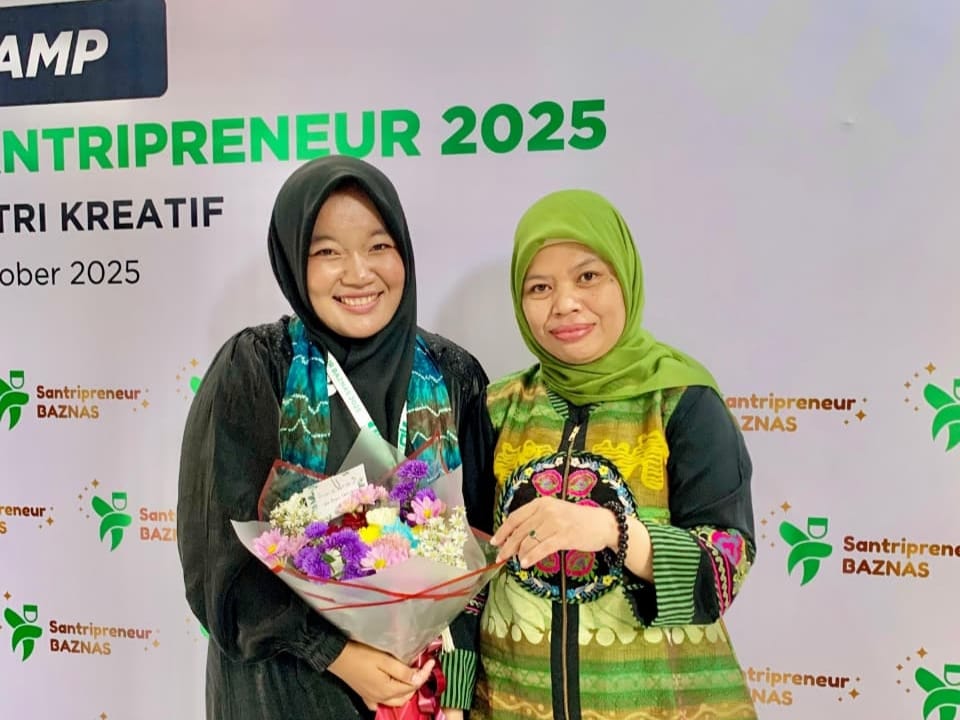 SUKSES : Noor Zaidah, Ketua KOPRI PKC PMII Kalsel, bersama Dr Ranti Wiliasih, Sekretaris Pusat Studi Pembangunan Pertanian dan Pedesaan (PSP3) IPB University saat mengikuti BAZNAS Santripreneur 2025,