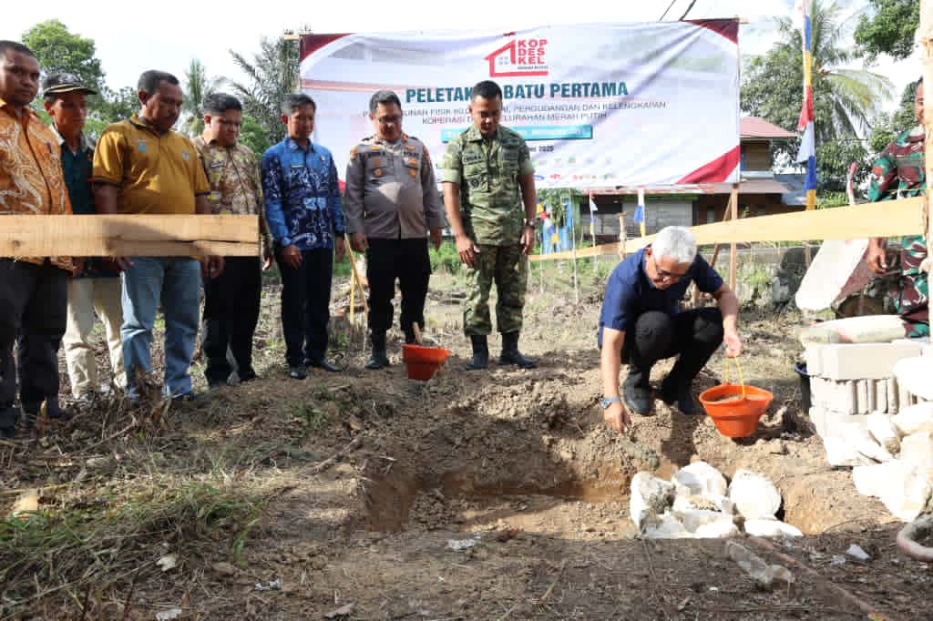 PROGRAM:Wakil Bupati HSU, Hero Setiawan meletakkan batu pertama pembangunan gerai Koperasi Merah Putih di Kecamatan Amuntai Tengah.
