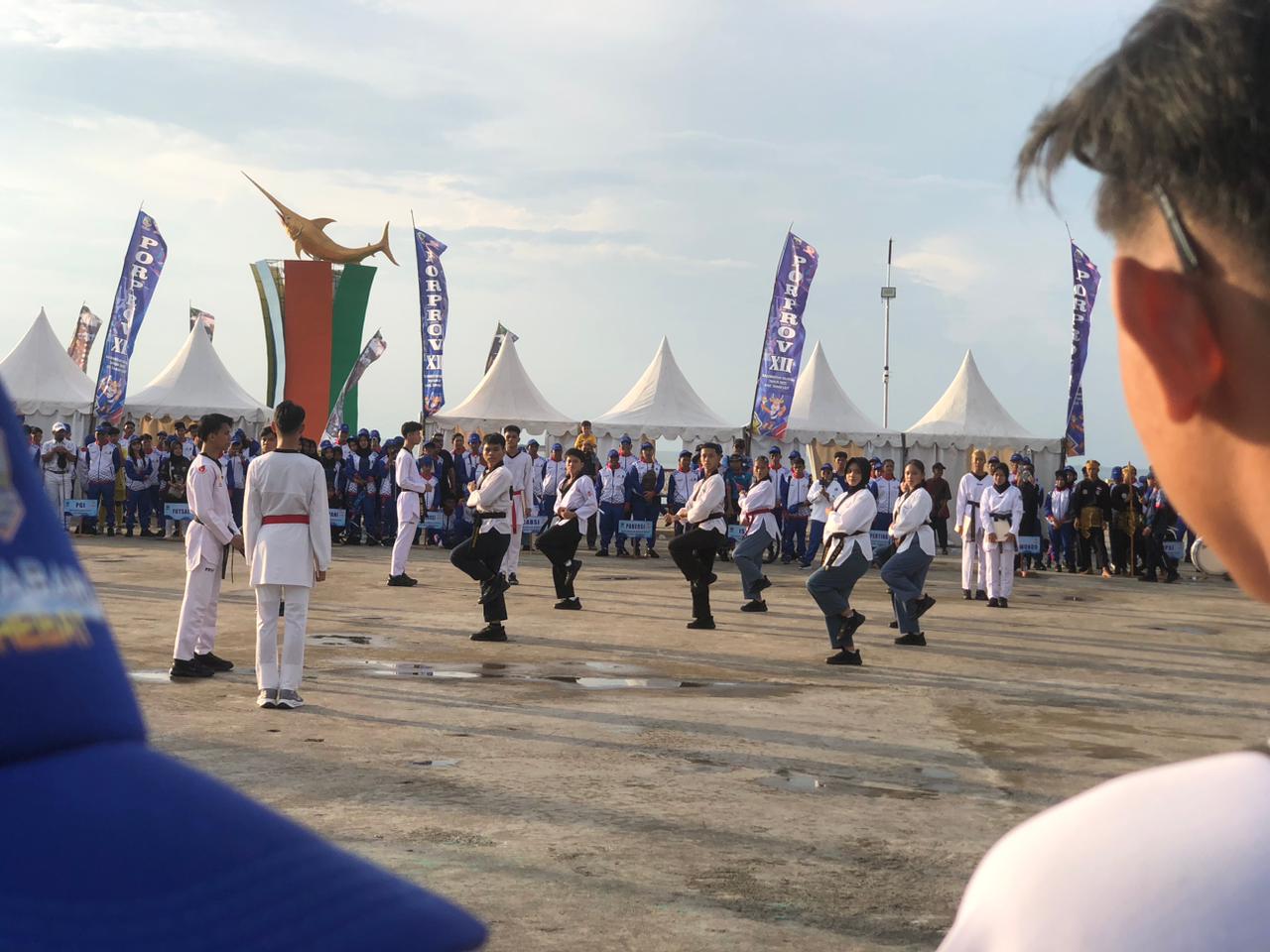 SEREMONIAL: Atlet Taekwondo yang akan bertanding menghibur para kontingen di Siring Laut Kotabaru. Foto: Jumain/ Radar Banjarmasin.