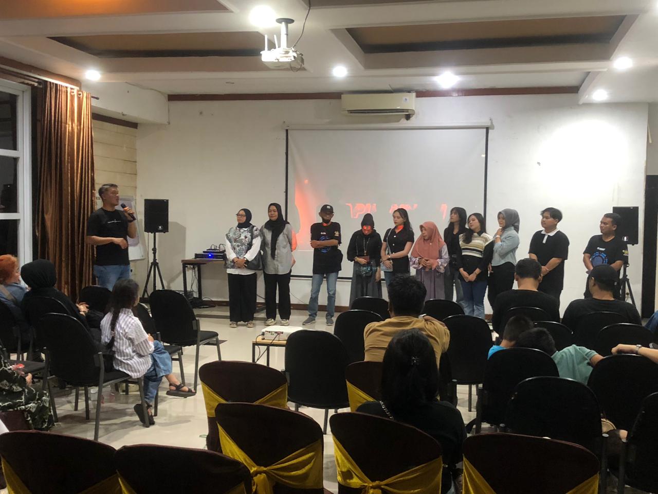 BEDAH FILM: Saat berlangsungnya bedah film Kepuhunan di Halte Food. Foto: Jumain/ Radar Banjarmasin.