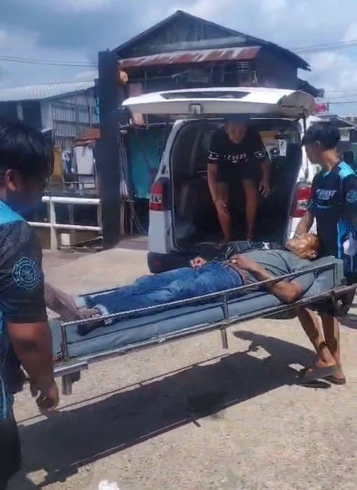 EVAKUASI: Ketika kapal feri penyeberangan merapat di Dermaga Banjar Raya, Arbani (51) langsung dibawa relawan emergency menuju RS TPT Banjarmasin.