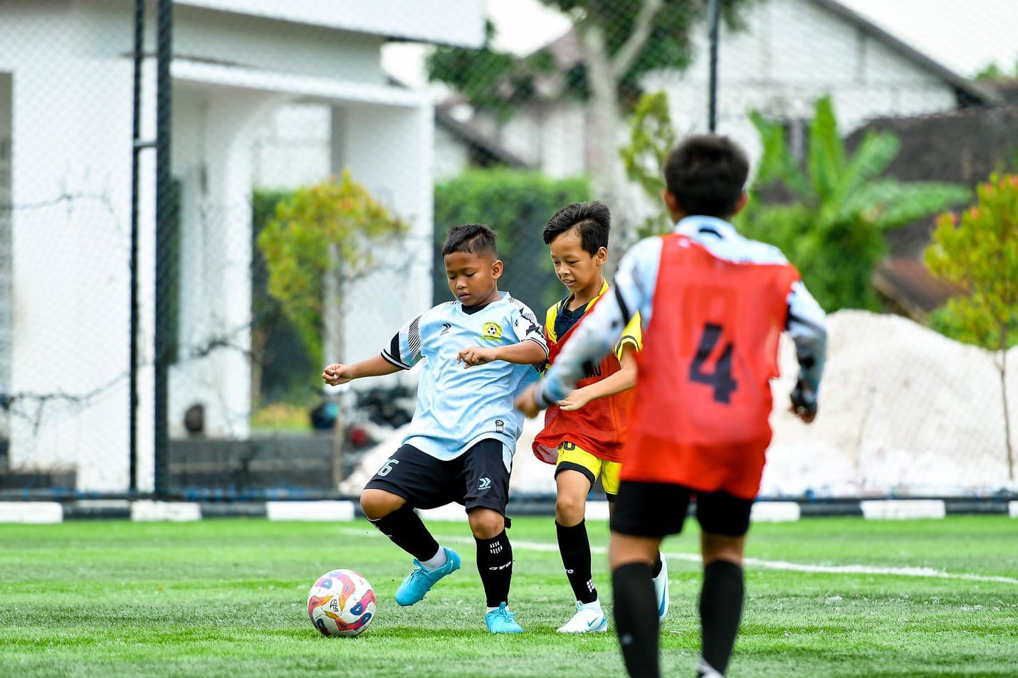 LATIHAN: Suasana latihan skuad SSB Alam Hijau Banjarmasin KU-10 yang tengah mematangkan taktik dan kerja sama tim jelang tampil di Piala Grassroot Seri Nasional 2025.(M Idris Jian Sidik)