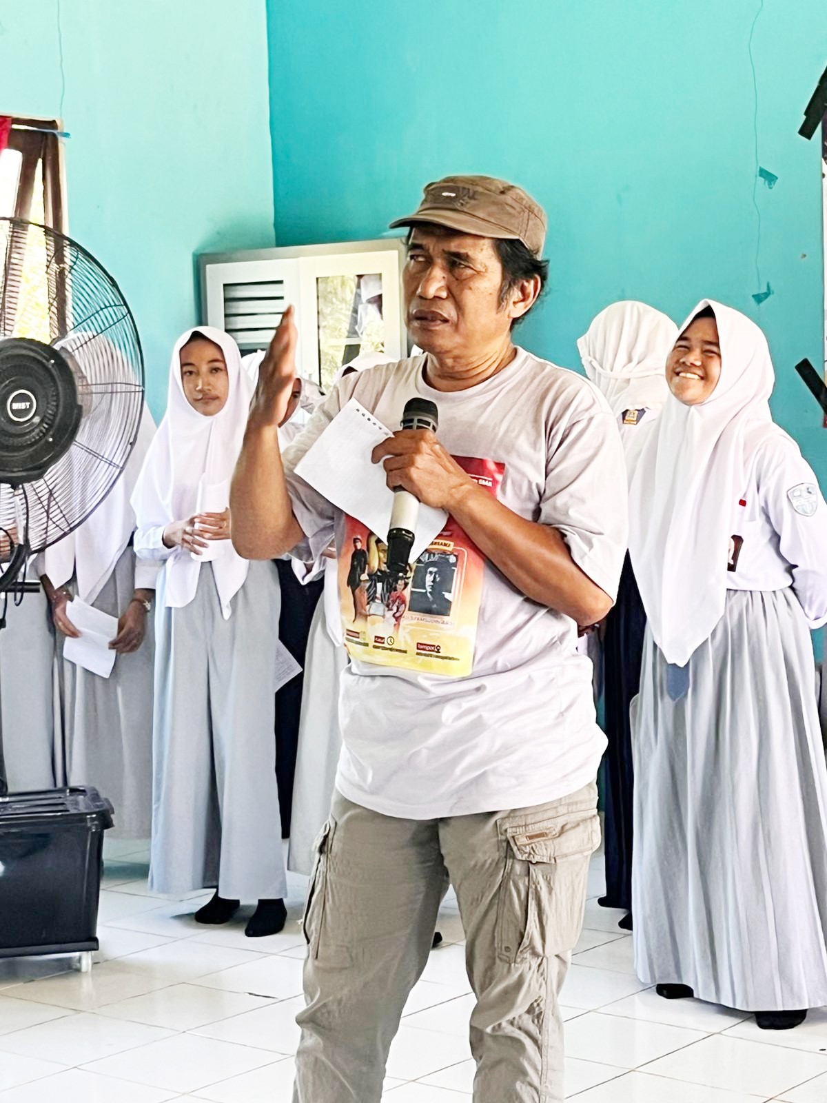 ACARA: Penyair asal Banjarbaru, Ali Syamsudin Arsi saat dalam sebuah acara.