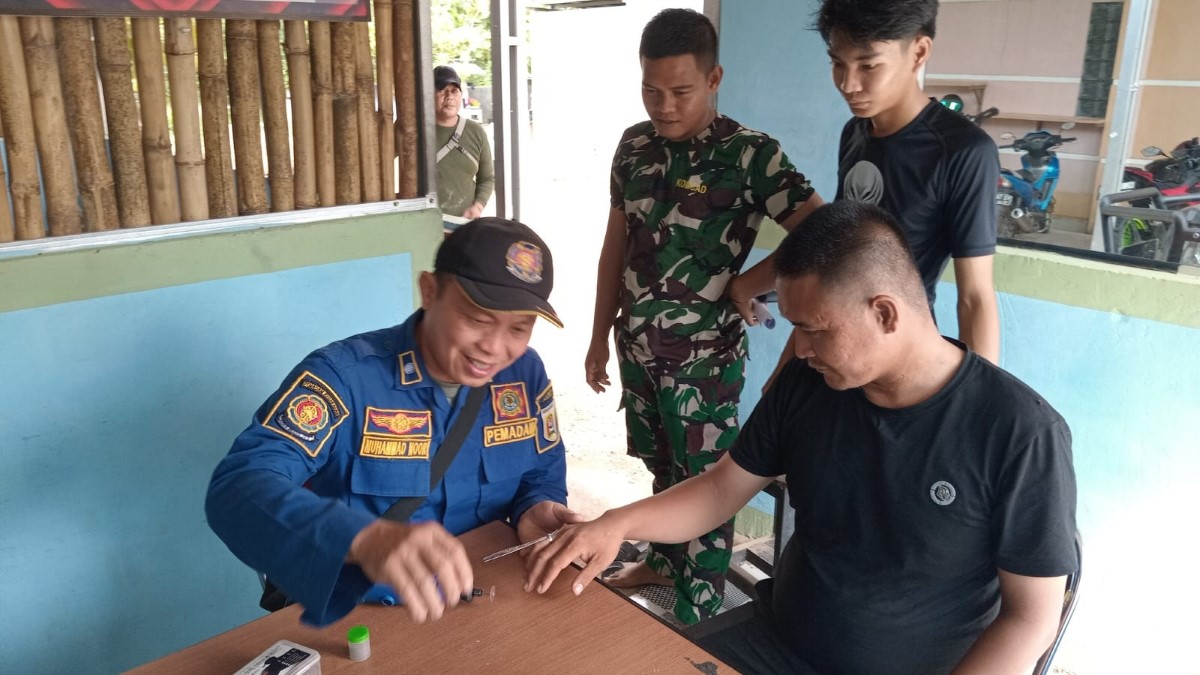 MEMOTONG: Petugas UPT Damkar Banjarbaru memotong cincin yang tersangkut di jari warga.