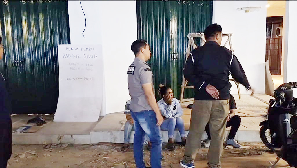 MENGAMANKAN: Dishub Banjarbaru mengamankan empat jukir liar di minimarket di Jalan A Yani Kilometer 36.