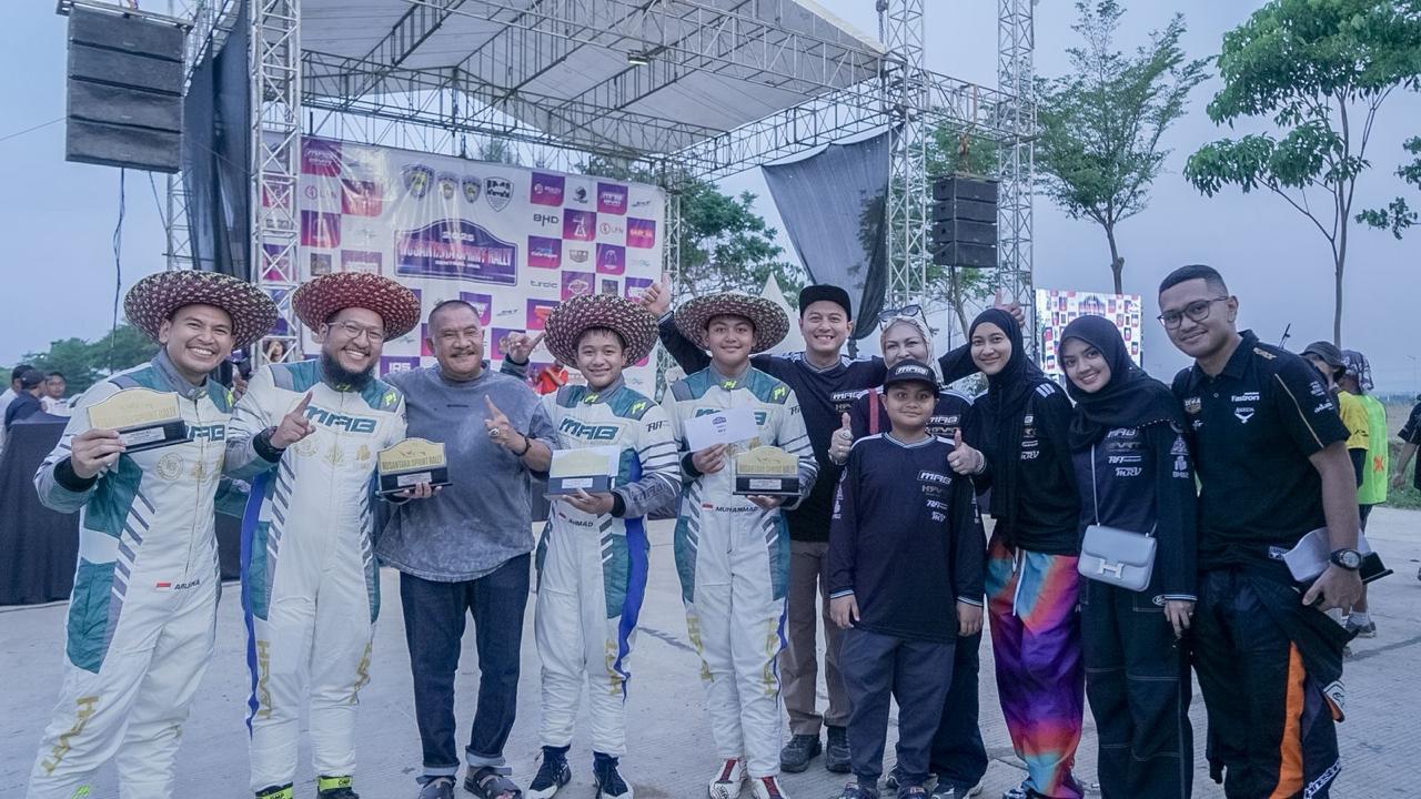 MEMBANGGAKAN: Muhammad Kholilul Rahman dan Ahmad Sakha Rakhim bersama keluarga besar usai naik podium. Foto Tim MAB HRVRT