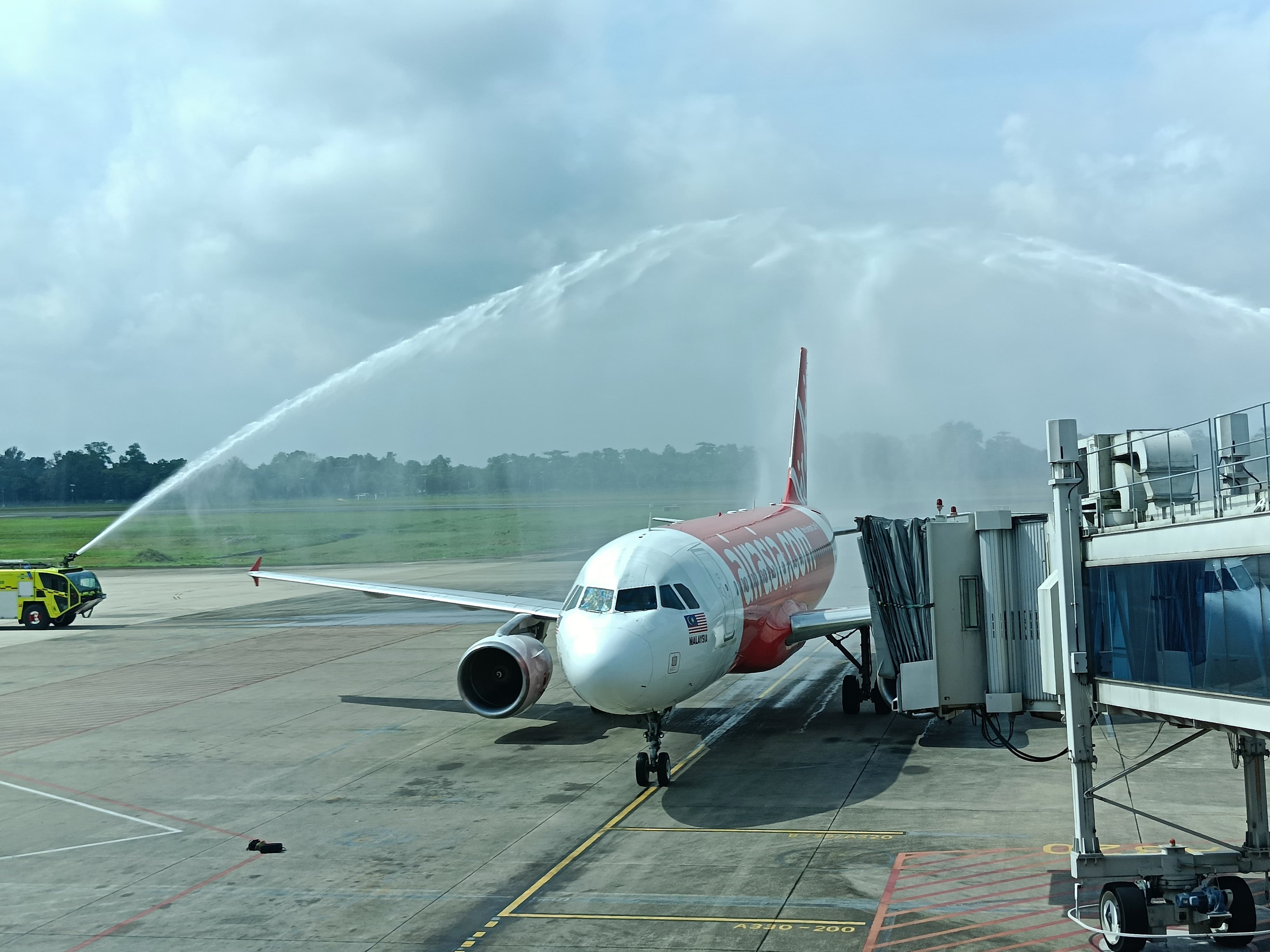 MENDARAT: Maskapai AirAsia rute Kuala Lumpur - Banjarmasin tiba mendarat di Bandara Internasional Syamsudin Noor, Senin (20/10).